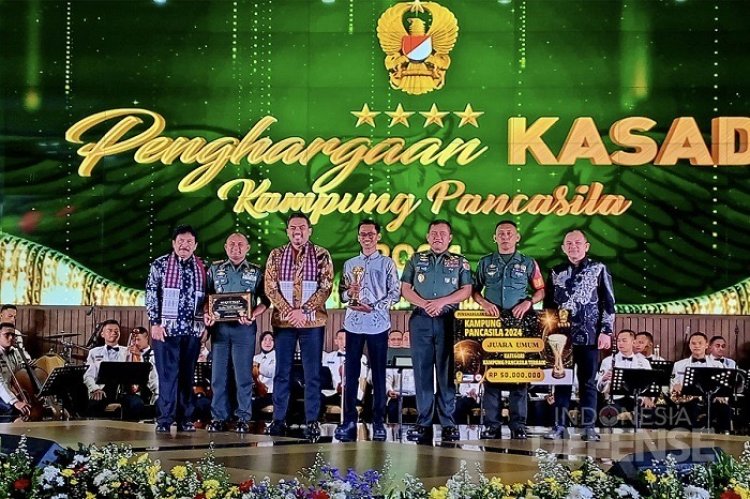 KASAD memberikan Awards Kampung Pancasila