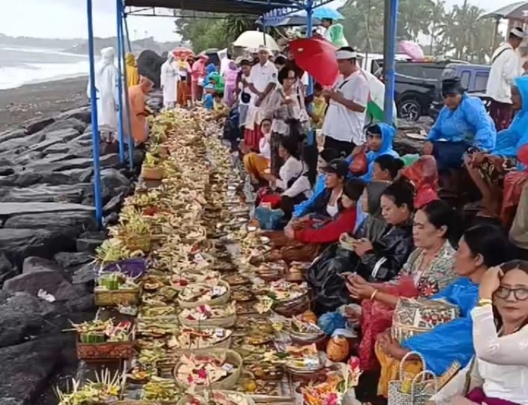 Upacara Penyucian Keguguran, Tradisi Warak Kruron di Pantai Masceti