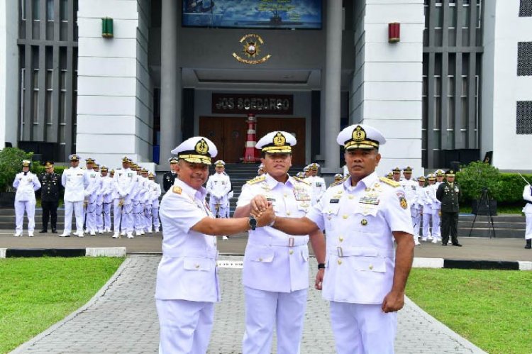 KSAL Serahkan Jabatan Danseskoal ke Laksamana Muda Ariantyo