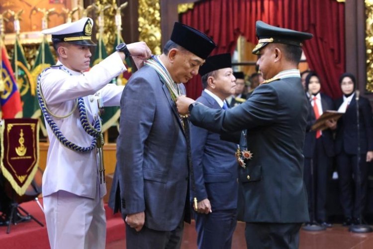 Menhan Sjafrie Terima Tanda Kehormatan Tertinggi dari TNI