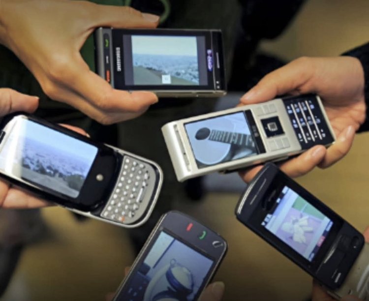 Tren Baru! Masyarakat Setengah Tua Kembali Gunakan 'Dumb Phone' untuk Kurangi Ketergantungan Layar