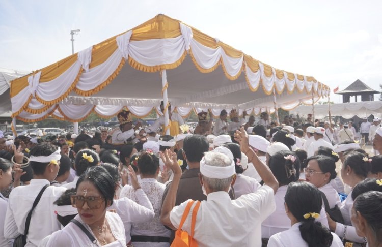 Ribuan Umat Hindu Ikuti Pengelukatan Banyu Pinaruh Serentak di Tiga Lokasi Bali