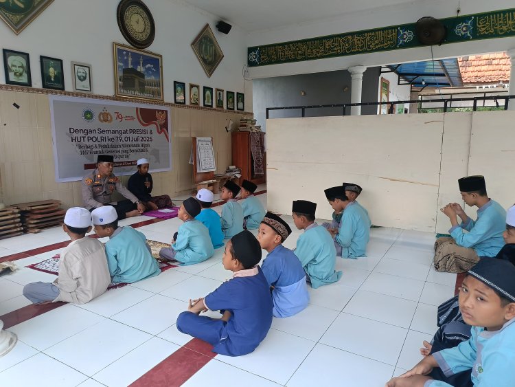 Santri Ponpes Harfan Mafatihil Rayakan Maulid Nabi, Tebar Santunan untuk Korban Banjir di Jembrana