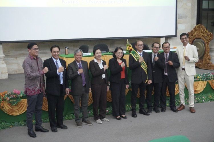 Raih Cum Laude, dr. Agus Manik Lahirkan Model “Desa Bijak Antibiotika” untuk Tangkal Ancaman Resistensi antimikroba (AMR)