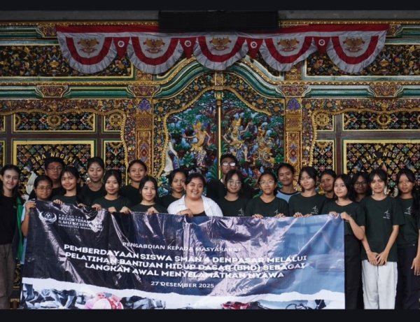 Tingkatkan Kesiapsiagaan Darurat, Mahasiswa FKIK Warmadewa Bekali Siswa SMAN 4 Denpasar Pelatihan BHD