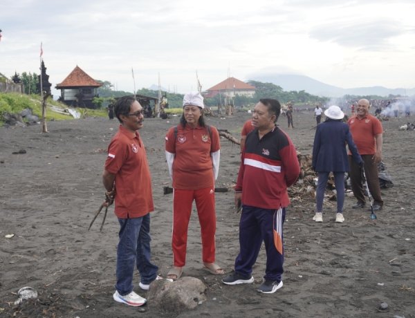 ARUN DPD Bali Ambil Bagian dalam Gerakan Bali Bersih di Pantai Padanggalak