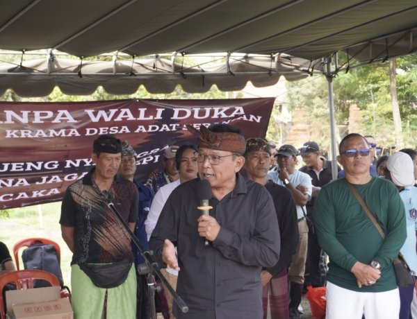 Serangan Metangi! LPD Bangkit, Desa Adat Serangan Berbagi Ratusan Paket Sembako