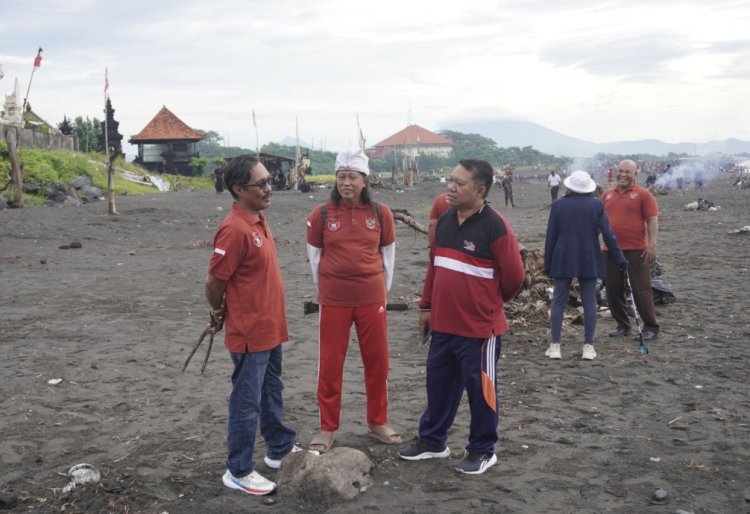 ARUN DPD Bali Ambil Bagian dalam Gerakan Bali Bersih di Pantai Padanggalak