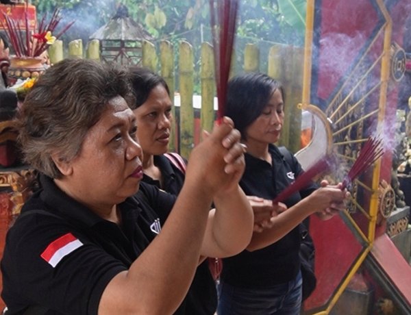 Cengbeng di Carangsari Berpadu Piodalan, Hiburan, dan Layanan Kesehatan Modern