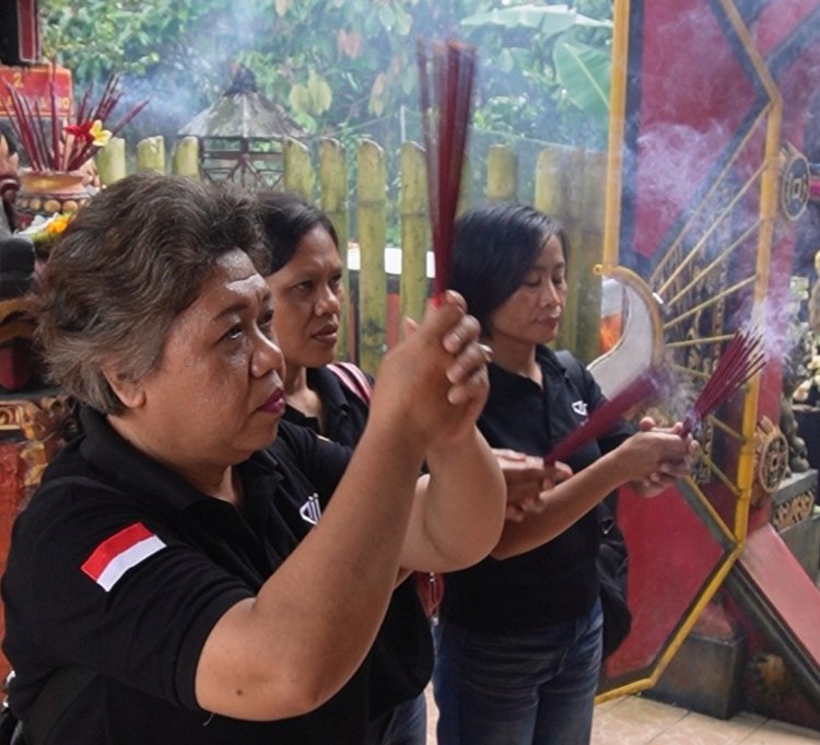 Cengbeng di Carangsari Berpadu Piodalan, Hiburan, dan Layanan Kesehatan Modern