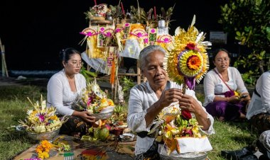 Ratusan Umat Ikuti Ritual Warak Keruron Massal di Padanggalak, Jadi Ruang Pemulihan Spiritual dan Batin