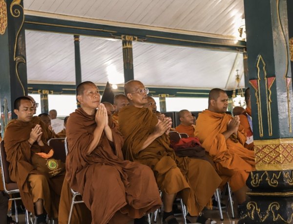 Langkah Damai Menuju Borobudur, Puluhan Bhikkhu Singgah di Kedhaton Ambarrukmo