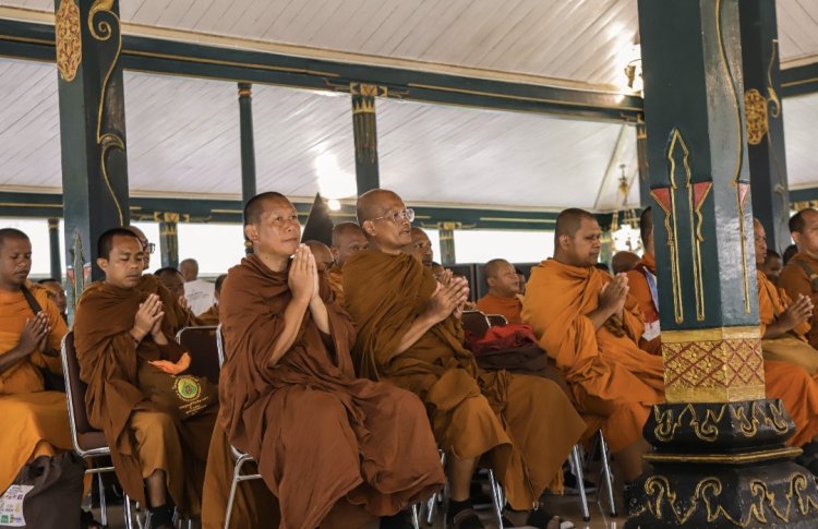 Langkah Damai Menuju Borobudur, Puluhan Bhikkhu Singgah di Kedhaton Ambarrukmo