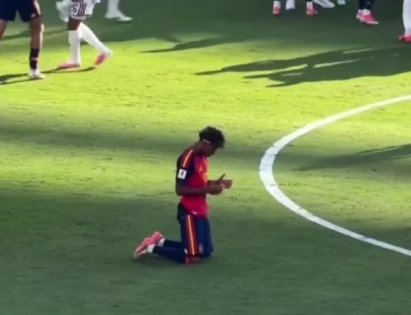 Bukan Selebrasi Gila, Tapi Doa Khusyuk: Gestur Lamine Yamal yang Mengajarkan Arti Kemenangan Sejati"