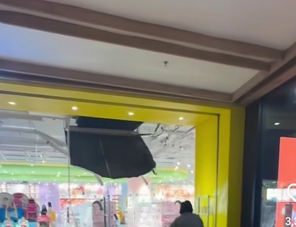Atap Jebol Living World: Ketika "Laik Fungsi" Dipertanyakan dan Kemacetan Jadi Warisan Abadi