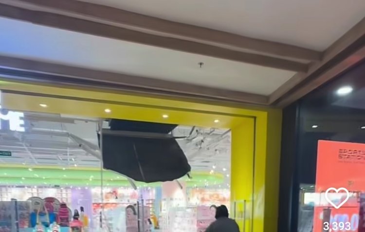 Atap Jebol Living World: Ketika "Laik Fungsi" Dipertanyakan dan Kemacetan Jadi Warisan Abadi