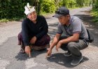 20 Tahun Jalan Gulinten Rusak, Warga Iuran Semen Jalan, Pajak Wisata Puluhan Juta