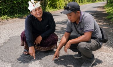 20 Tahun Jalan Gulinten Rusak, Warga Iuran Semen Jalan, Pajak Wisata Puluhan Juta
