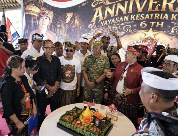 Angin Kencang Buka Backdrop Saat Jro Bima akan Berpidato di HUT ke-6 YKKB, Serukan “Mulat Sarira, Nyujur Rahayu”