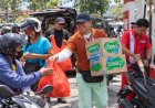 Tak Tega Masyarakat Bali Kepanasan, Ketut Sudiarsa Bagikan 1.000 Nasi Bungkus untuk Warga yang Antre BBM 
