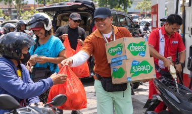 Tak Tega Masyarakat Bali Kepanasan, Ketut Sudiarsa Bagikan 1.000 Nasi Bungkus untuk Warga yang Antre BBM 
