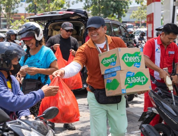 Tak Tega Masyarakat Bali Kepanasan, Ketut Sudiarsa Bagikan 1.000 Nasi Bungkus untuk Warga yang Antre BBM 