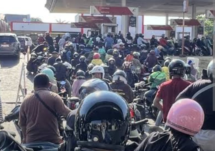 Antrean BBM Mengular 1 Kilometer, Jalur By Pass Ngurah Rai hingga Sidakarya Tersendat