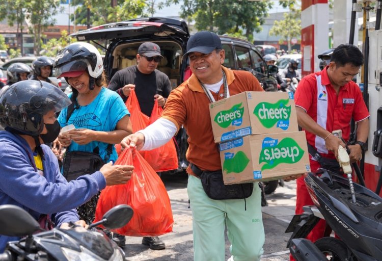 Tak Tega Masyarakat Bali Kepanasan, Ketut Sudiarsa Bagikan 1.000 Nasi Bungkus untuk Warga yang Antre BBM 